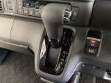 CVT車のセレクトレバーです。低速から高速まで、変速ショックのないスムーズな走りと、エンジン効率のよい領域を維持して燃費にも貢献します。サイドブレーキはスイッチ操作の電子制御パーキングブレーキです。