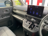 助手席周辺はこのようになっております。運転手だけでなく助手席に一緒に乗られる方も広々と快適にお乗り頂けるような設計です!各種装備を次の写真からご案内いたしますのでご覧ください。