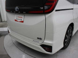 アクセルの踏み間違いや踏みすぎなどで起こる衝突を緩和し、被害の軽減に寄与するパーキングサポートブレーキ(前後方静止物)が装着されています。