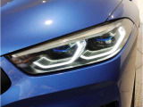 【レーザーライト】ブルーのデザインとBMW Laserのロゴにより視覚的にも個性を主張するレーザーライト。ハイビームモードを設定すると最長600mまでの距離を照射。夜間におけるドライビングの快適性を向上させますS