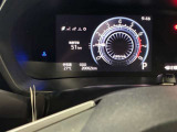 視認性に優れたメーターを採用しており、走行中でも車速や情報が分かりやすく表示されます。運転時の視線移動をむりのない範囲に抑え、快適で安心感のあるドライブをサポートします。