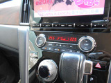 車内の室温を自動で一定に保ってくれる便利なオートエアコンが付いています。温度を設定するとクルマがエアコン噴出し温度を上げたり下げたり風量を変えたりしてくれるので運転に集中が出来ますよ。
