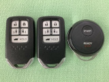 スマートキー付きですからドアロックの開閉およびエンジンスタートが楽々です。電動スライドドアの開け閉めもボタンで操作できます。加えて、純正リモコンエンジンスターター用の操作キーもついています。