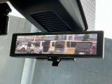 インテリジェントルームミラー。車両後方のカメラ映像をミラー面に映し出すため、車内の状況や天候などに影響されずいつでもクリアな後方の視界が得られます。