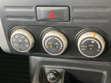 【オートエアコン】一度お好みの温度に設定すれば、車内の温度を検知し風量や温度を自動で調整。暑い&hellip;寒い&hellip;と何度もスイッチ操作をする必要はありません。快適な車内空間には必須の機能ですね♪