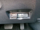 ETC車載器を装備しています。高速道路の料金所もストレスなく通行できます。すっきりとしたビルトインタイプですよ。
