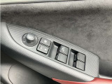 パワーウィンドウです!運転席でラクラク操作できます。