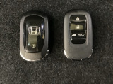 スマートキーを装備しています。鍵を差し込むことなくドアロックの開け閉めと、スタートボタン操作でのエンジンスタートができます。ボタン操作でトランクが開けられる電動テールゲートのボタンもついています。