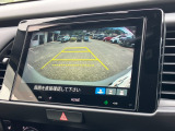 バックモニター装備。画面にて後方の確認が行えるので、バック駐車や車庫入れの際には重宝します。車の運転に慣れない方でも安心のガイドライン表示機能付。