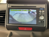 【バックカメラ】運転が苦手な方も車庫入れラクラクです!ギアをリバースに入れれば自動的に切り換わりますので、面倒な操作は不要です♪狭い駐車場もお車を傷つけず安心ですね!