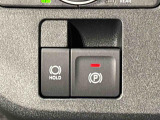 指先だけで簡単に操作が可能な電動パーキングブレーキを採用。「HOLD」スイッチを押すと、渋滞や信号待ちなどでブレーキペダルから足を離しても、ブレーキを保持するので安心です