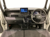 車内は光触媒抗菌消臭施工済です。インパネ周りはスタイリッシュなデザインで機能や装備も充実しています。グローブボックスやカップホルダーのほかにトレーなどたくさんの収納スペースが付いています。
