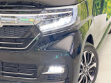 【LEDヘッドライト】悪天候や夜間走行時も良好な視界を確保し安心して運転できる高輝度LEDヘッドライトを装備!点灯速度が早く、消費電力も抑えられています。