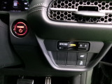 パワーテールゲートの開閉、横滑りを防ぐVSA等のスイッチ類は運転席の右側、手の届きやすい位置にあります。