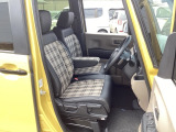 自社整備工場で点検整備をおこなってからお渡ししています。車検が残っている場合は『12ヶ月点検整備』を、車検整備付きの場合は『車検整備』をおこないます。整備費用は車両本体価格に含まれています。