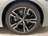 サービスにはドイツ本国と同様に教育と訓練を受け、BMWを知り尽くした「マイスター」が数多く在籍しております。360度による納車前点検整備で、お客様に安心と安全をお届けいたします。