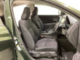 広い足元にゆったり座れるシートには肘掛けも装備しており長距離の運転でも疲れにくくなってます。女性でも運転がしやすいように、シートの高さ調整機能(シートリフター)がついています。