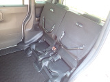 ◆チップアップ&ダイブダウン機構付【ULTR SEAT】は後席座面を左右分割で跳ね上げることができます。トランクで積載できない背の高い荷物をラクラク収納できます。ホンダ車ならではの人気装備です。