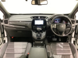 車内は光触媒抗菌消臭施工済です。インパネ周りはスタイリッシュなデザインで機能や装備も充実しています。グローブボックスやカップホルダーのほかにトレーなどたくさんの収納スペースが付いています。