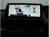 サイドクリアランスビュー表示中に、旋回時の運転操作に合わせて自動で車両を斜め後方から見たような映像を表示。
