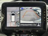 【アラウンドビューモニター】まるでクルマを真上から見下ろしたかのような視点で駐車をサポートします!クルマの斜め後ろや真横など、前後左右の4つのカメラの映像が合成されて、モニターに映し出されます。