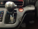 CVT車のセレクトレバーです。低速から高速まで、変速ショックのないスムーズな走りを実現するとともに、エンジン効率のよい領域を維持することで燃費にも貢献します。