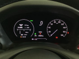 ハイブリット車専用のメーターです。右側の大型スピードメーターに加え、ステアリングスイッチを使って左のマルチインフォメーション・ディスプレイで燃費や動力伝達などの情報が見れるようになっています。