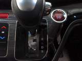 インパネシフトだから視線の移動も少なく足元もスッキリ。運転席もゆったりしているのでゆとりを持ってドライブできますね。自然に手が届き、操作性の良い赤いボタンでエンジンスタート。