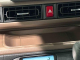 手の届くところにスマートフォンが置けるインパネセンタートレイ