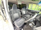 運転席シート廻りは使用感も少なく、良好な状態となっています。前オーナー様が丁寧に使っていたことがよくわかりますね。