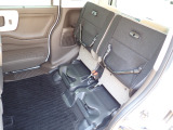 ◆チップアップ&ダイブダウン機構付【ULTR SEAT】は後席座面を左右分割で跳ね上げることができます。トランクで積載できない背の高い荷物をラクラク収納できます。ホンダ車ならではの人気装備です。