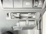 【ETC】高速道路などの料金所における自動料金支払いシステムです。車載器と料金所のアンテナとの間で無線通信を行い、料金を自動で支払うことができます。