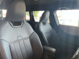 MINIのシートは体を包み込むようなデザインになっているので長時間運転しても疲れにくい設計です。