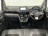 【インパネ】運転のしやすさを最優先に設計された見晴らしの良いフロントビュー。車両間隔が掴みやすく狭い道でも安心♪「安全」と「品質」を最優先に、安心してお乗りいただけるクルマを提供いたします。