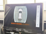 【PVM】映像を合成して、車を真上から見下ろしたような映像をナビゲーション画面に表示する機能です。運転席からでは見にくい車の周囲の状況を把握し、駐車や狭い道での走行などを安全に行えます。