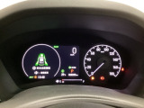 ハイブリット車専用のメーターです。右側の大型スピードメーターに加え、ステアリングスイッチを使って左のマルチインフォメーション・ディスプレイで燃費や動力伝達などの情報が見れるようになっています。
