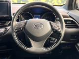 インテリアに合わせたデザインのステアリングは、運転される方のことも考え、運転しやすい形状、大きさです。是非一度、実際に触ってお確かめください。