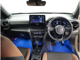 デザインもよく、居心地のよい運転席ですね。分かりやすいスイッチ類ですから操作もしやすく運転をサポートします。ぜひご来店いただき、実際にお座りいただいてステアリングを握ってみてください!