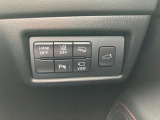 右側のボタンは電動バックドアです。運転席からボタン一つでバックドアの操作ができます。また、両手がふさがっている状態でも足をかざすことによりドアが開く大変便利な機能です。