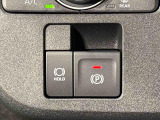 指先だけで簡単に操作が可能な電動パーキングブレーキを採用。「HOLD」スイッチを押すと、渋滞や信号待ちなどでブレーキペダルから足を離しても、ブレーキを保持するので安心です