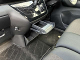 運転席横にはドリンクホルダーもございます。