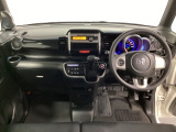 車内は光触媒抗菌消臭施工済です。スタイリッシュなデザインでスポーティなインパネ周りを演出します。グローブボックスやカップホルダーのほかにトレーなどたくさんの収納スペースが付いています。