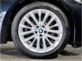 BMWの純正アロイホイールは軽量かつ強度にも優れているホイールで走行性能を引き上げる設計になっております。足元にもBMWは妥協がなくこだわっている個所になります。