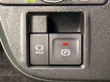 指先だけで簡単に操作が可能な電動パーキングブレーキを採用。「HOLD」スイッチを押すと、渋滞や信号待ちなどでブレーキペダルから足を離しても、ブレーキを保持するので安心です