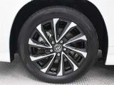 17インチアルミホイール(切削光輝+ブラック塗装)が装着されています。タイヤサイズ205/55R17