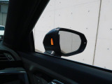 アウディサイドアシスト『後方の死角を並走する車両を検知しドアミラーの内側のLEDが点灯。ドライバーに注意を促し事故を未然に防ぐシステムです。』