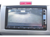 【バックカメラ】ギアをリバースに入れれば自動的にモニターが切り換わるので、車庫入れや後退確認がラクラク OKです!