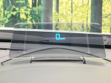 【ヘッドアップディスプレイ】現在の速度や走行情報をデジタル表示で運転席前方のガラスに投影!運転中、目線をずらさず必要な情報を確認できるのでとっても便利で安心!