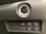 ハンドルの右側にHondaセンシング用のメインスイッチとパワーテールゲートスイッチがついています。パワーテールゲートスイッチは車内からでもテールゲートの開け閉めを電動でできます。