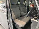 運転席、助手席です。座面も広くゆったりと座れてアームレストも付いているので重宝します。